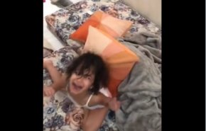 الكويت تحقق في فيديو مروع لخادمة تعذب طفلة