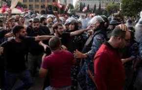 محكمة لبنان العسكرية تستدعي ناشطة ركلت ضابطاً خلال التظاهرات