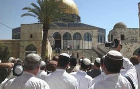عشرات المستوطنين يقتحمون المسجد الأقصى
