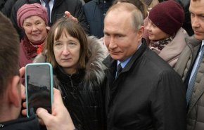 أسئلة سيدة روسية تضع بوتين في موقف محرج 