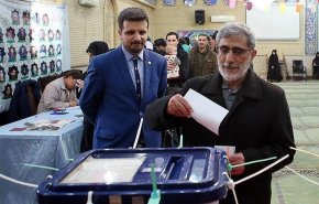 بالصور .. قائد فيلق القدس يدلي بصوته في الانتخابات