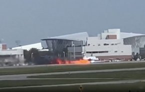 بالفيديو.. لحظة هبوط طائرة مشتعلة بلا عجلات