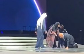 بالفيديو... سقوط مجدي يعقوب على المسرح بحفل تكريمه