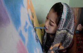 شاهد.. فتاة أفغانية تتحدى الإعاقة والمجتمع بالرسم