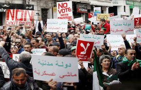 شاهد.. الجزائريون يتظاهرون ضد الدولة العسكرية