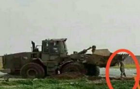 شاهد: تنكيل جرافات الاحتلال بجثمان شهيد بطريقة بشعة