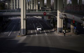 بالفيديو.. طفل صيني يوزع الكمامات على المتسولين