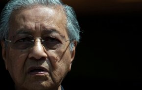 بالفيديو.. رئيس الوزراء الماليزي يقدم استقالته إلى ملك البلاد
