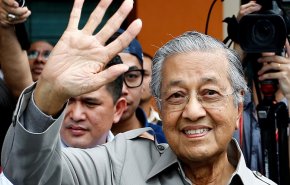 ملك ماليزيا يكلف 'مهاتير' بتصريف الأعمال لحين تعيين رئيسا جديدا 