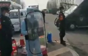 طريقة مبتكرة للقبض على مصاب بفيروس كورونا في الصين