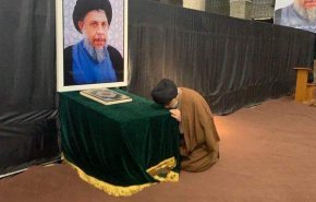 بالصورة.. مقتدى الصدر يزور أباه وعمه بالنجف الاشرف