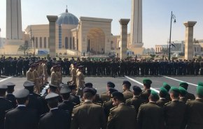 بالفيديو.. السيسي يتقدم الجنازة العسكرية لحسني مبارك
