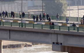 عراقي حاول الانتحار من اعلى الجسر والشرطة تكشف السبب