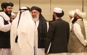 عناصر 'طالبان' يرفعون راياتهم في شوارع الدوحة