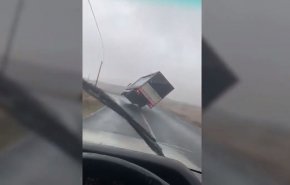 شاهد بالفيديو.. العاصفة خورخي تقلب شاحنة على طريق سريع