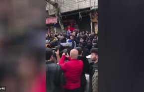 بالفيديو.. أتراك يهاجمون سوريين خلال جنازة جندي تركي