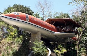 اشترى طائرة بوينغ  727 وحولها الى منزل شخصي وسط غابة