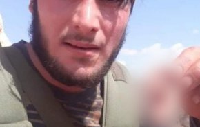 ویدئویی از رفتار وحشیانه تروریست ها با پیکر خلبان سوری