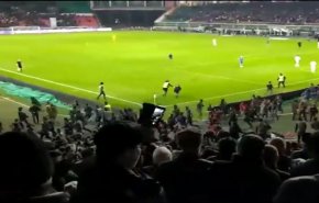 لاعبون يوقفون مباراة في روسيا لفض عراك بين المشجعين