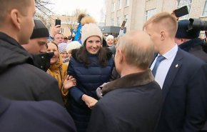 بالفيديو: امرأة تطلب الزواج من بوتين خلال زيارته لمدينة العرائس


