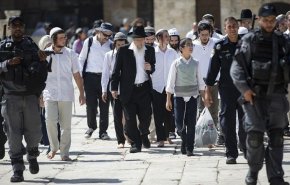 عشرات المستوطنين يقتحمون الأقصى 
