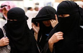 سعودي ينقض على زوجته في الشارع ويطعنها حتى الموت