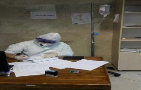 صورة.. طبيب إيراني يواصل عمله رغم وصله 