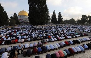 فرض غرامات مالية علی المصلين المتجمعين في ساحات المسجد الاقصی