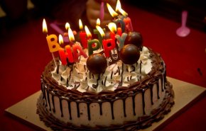 عيد ميلاد مميز لامرأة عمرها 80 عاما وسط الحجر الصحي