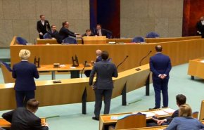 فيديو.. استقالة وزير الصحة الهولندي بعد اغمائه في البرلمان