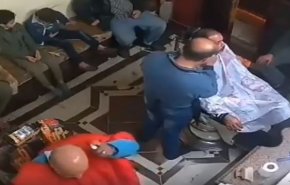 رجل يشعل النار برأسه لتعقيمها عند الحلاق! (فيديو)