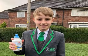 فصل طالب بريطاني باع معقما لزملائه في المدرسة