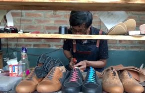 شاهد.. صناعة أحذية من جلود أرجل الدجاج في اندونيسيا