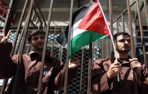 الأسرى الفلسطينيين يبدأون غدًا إغلاق الأقسام وإعادة وجبات الطعام

