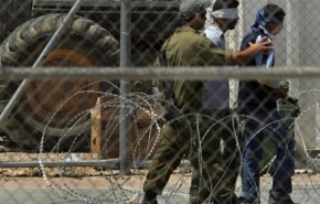 الأسرى الفلسطينيون يرجعون وجبات الطعام ويغلقون الاقسام
