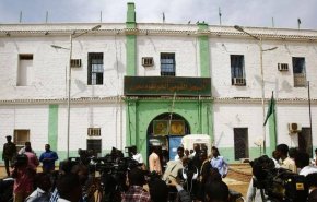 ​دولة عربية تفرج عن آلاف السجناء لكبح انتشار كورونا