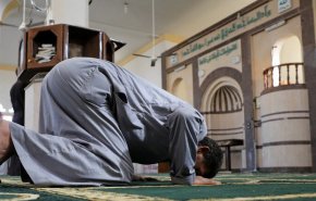 رغم حظر التجمعات... أشهر ملياردير مصري يدعو للصلاة