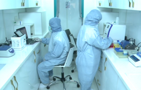 شاهد: ايران تكشف عن أول مختبر متنقل لإجراء فحوص لمصابى كورونا