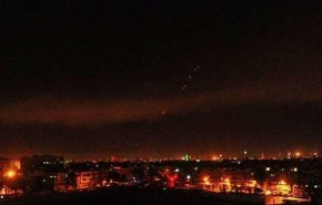 بالفيديو.. لحظة تصدي الدفاعات السورية لاهداف معادية في حمص