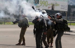 إصابة عدد من الفلسطينيين باختناق في مواجهات مع الاحتلال بالخليل