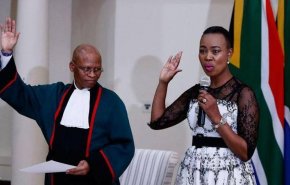 جنوب افريقيا تعاقب وزيرة الاتصالات لمخالفتها تعليمات كورونا