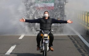 مبادرة تطوعية لتعقيم شوارع طهران ضد كورونا + فيديو