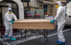 شاهد: دفن ضحايا فيروس كورونا في مقبرة جماعية في اميركا
