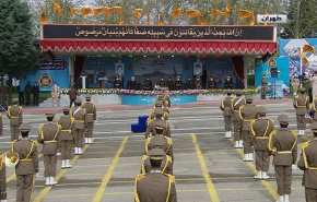 الجيش الايراني يبدأ عرضا بيولوجيا في يومه الوطني	