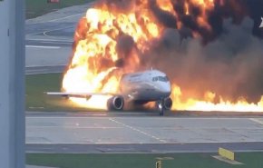 بالفيديو.. لحظة هبوط طائرة روسية احترقت بصاعقة!