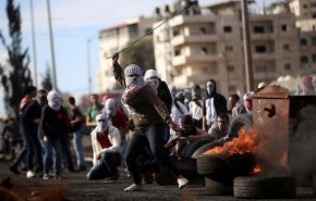 اندلاع مواجهات بين الفلسطينيين وقوات الاحتلال شمال القدس