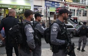 الاحتلال يعتقل شبانا بالضفة والقدس ويخالف مصلين قرب الأقصى

