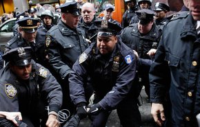 فیلم| حمله پلیس نیویورک به تجمع بهودیان ارتدوکس برای یک مراسم تشییع جنازه 