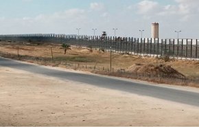 شاهد.. مصر تبني جدارا فولاذيا على حدودها مع غزة