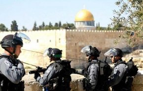 قوات الاحتلال تقتحم أحياء في القدس وتحرر مخالفات للمصلين
